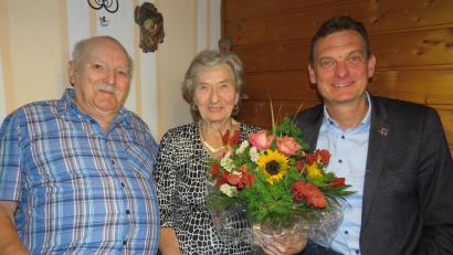 Bild: adj
Mit Ihren Mann Johann feierte Lina Pöll ihren 85. Geburtstag. Einer der ersten Gratulanten war Bürgermeister Ernst Schicketanz.