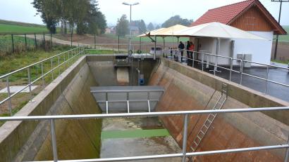Bild: jr
42 Kubikmeter fasst das Rückhaltebecken am Druckpumpwerk in Münchenreuth. Bei den Bauarbeiten wurde das bestehende Klärbecken kurzerhand in ein Rückhaltebecken umgebaut.