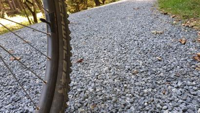 Bild: Lowak
Sieht schön aus, ist aber zum Radfahren weniger geeignet. Seit die Wege im Waldnaabtal im Frühjahr mit Splitt und Schotter aufgeschüttet worden sind, gibt's immer wieder Beschwerden.