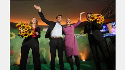 Archivbild: Karl-Josef Hildenbrand
Winke, winke: Nach dem Abschied von Ludwig Hartmann (Zweiter von links) aus der Grünen-Doppelspitze ist nun Katharina Schulze (Zweite von rechts) die alleinige Fraktionschefin der Landtagsgrünen. Damit verschieben sich aber auch die regionalen Gewichte.