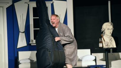 Bild: Tobias Schwarzmeier
Der Musiker (Urban Luig) und sein Kontrabass.