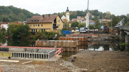 Bild: Hirsch
Die Arbeiten an der Behelfsbrücke zwischen der Wöhrvorstadt und Krondorf laufen auf Hochtouren.