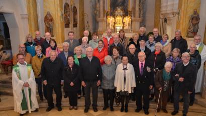 Bild: dob
Diese Ehepaare gehen seit 40, 50 und 60 Jahren gemeinsam durchs Leben mit Höhen und Tiefen. Dekan Alexander Hösl (links) und Pfarrer Edmund Prechtl aus Pressath (rechts) segneten die Jubelpaare.