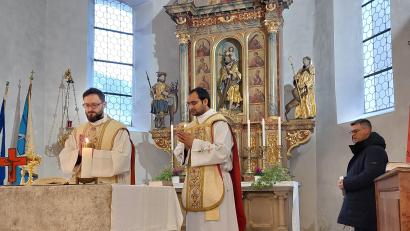 Bild: Theresia Otterbein/exb
Der neue Pfarrvikar Rajesh Yeruva (rechts) und der neue Gemeindeassistent Maximilian Frank (links) stellen sich bei einem Einführungsgottesdienst dem Pfarrverband Illschwang/Kastl/Ursensollen vor.