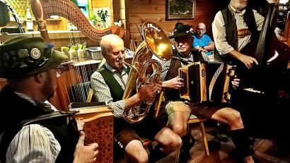 Bild: R. Kreuzer
Die Hirschauer Wirtshausmusikanten in Aktion.