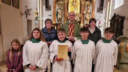 Bild: Christa Forster/exb
Mesnerin Maria Kühner, Pfarrer Herbert Rösl, Erika Biegerl und Betreuerin der Ministranten in der Expositur (hinten von links) verabschiedeten zusammen mit den Ministranten Peter Biegerl mit Urkunde und Geschenk.