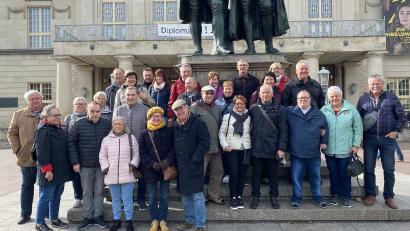 Bild: bk
Die Reisegruppe vor dem Denkmal der Dichterfürsten in Weimar. Rechts Organisator Heribert Ficker.