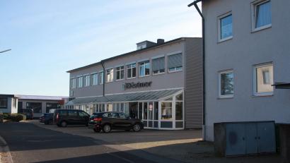 Bild: wro
Das Unternehmen Distner Fenster und Türen möchte am Hauptsitz im Wiesauer Ortsteil Fichtenschacht expandieren und so die Produktion optimieren. Investiert wird in Wiesau und im Zweigwerk in Plauen.