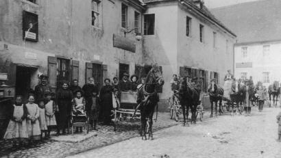 Bild: Archiv Popp
Eines der ältesten Fotos im Schmidmühlener Heimatkalender 2024: die Pferdewechselstation der Post um 1900, der spätere Rösslwirt.