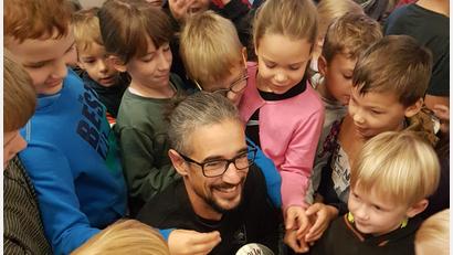 Bild: Kerstin Münchmeier/exb
Andy Fachtan begeisterte die Kinder in der Grundschule Waldsassen.