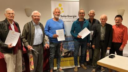 Bild: Hans-Jürgen Frey
25 Jahre halten (von links) Dr. Hans-Martin Thieringer, Walter Hillebrand, Norbert Mitlmeier, Johann Seitz und Jürgen Stauber dem Solarenergie-Förderverein die Treue. Als Vorsitzende wurden (von rechts) Lorenz Hirsch und Hans-Jürgen Frey wiedergewählt.
