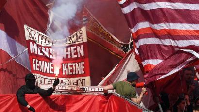 Bild: Federico Gambarini/dpa/Symbolbild
Bayerns Fans zünden Pyrotechnik.