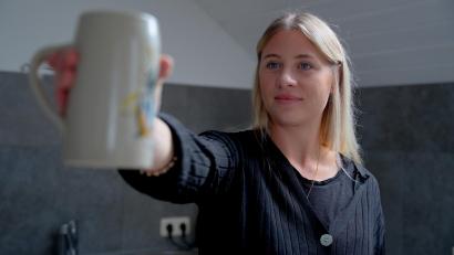 Bild: Marco Meier
Viereinhalb Minuten hält Anna Ertl, Gewinnerin im Bierkrugstemmen auf der Etzenrichter Kirwa, ihren Krug. Für Oberpfalz-Medien stellt sie die Szene nach.