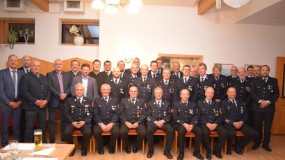 Bild: bnr
Aus der Kreisbrandinspektion Nord wurden 30 langjährige Feuerwehrleute mit den Ehrenzeichen erster oder zweiter Klasse ausgezeichnet.