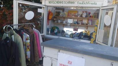 Bild: tk
Das ist Frieda. Dieser Verschenkeschrank war der erste seiner Art in Amberg und steht aktuell in Gailoh. Mittlerweile gibt es in der Region drei weitere vergleichbare Exemplare.