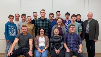 Bild: Laura Brandl/exb
Die neu gewählte Vorstandschaft der KLJB Kulz mit Bürgermeister und Jugendbeauftragten: Im Bild vordere Reihe (von links) zweiter Vorsitzender Manuel Scherr, zweite Vorsitzende Tina Ebner, erste Vorsitzende Katharina Herrmann, erster Vorsitzender Thomas Ebner, zweite Reihe (von links) Schriftführerin Magdalena Herrmann, zweiter Kassier Jonas Böckl, Kassier Andrea Dirnberger, Kassenprüfer Robin Götz, Bürgermeister Walter Schauer, hintere Reihe (von links) Beisitzer Dominik Kramer, Jugendbeauftragter Mathias Dirnberger, Beisitzer Lukas Schafbauer, Beisitzer Andreas Kramer Fahnenträger Jonas Schauer, Beisitzer Mathias Weigl, Fahnenträger Markus Scherr und Kassenprüfer Michael Maier.