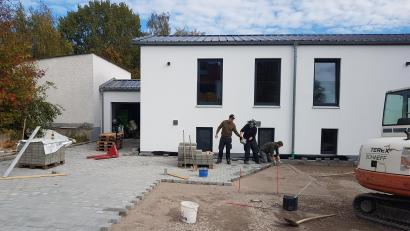 Bild: gi
Die Pflasterarbeiten am neuen Feuerwehr-Gerätehaus in Burgtreswitz gehen vor dem Winter über die Bühne. 2024 ist die Inbetriebnahme geplant.
