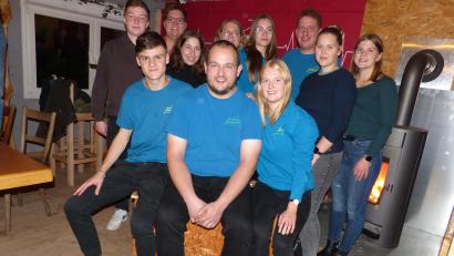 Bild: hme
Das neue Führungsteam des Hüttenclubs Dreiländereck mit (vorne, rechts) Hanna Häring, (links) Louis Kick und(Mitte) dem ehemaligen Vorsitzenden Lukas Forster.
