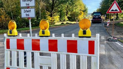Bild: Gabi Schönberger
Noch bis Mitte November ist die Staatsstraße 2166 zwischen der Abzweigung Zeßmannsrieht/Remmelberg und Waldau gesperrt. Bis zum Gasthaus Zirlwirt dürfen Anlieger die Straße jedoch befahren.
