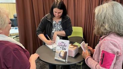 Bild: Coworkkem/exb
Tanja Franz (Mitte) signierte nach der Lesung aus ihrem Buch auch einige ihrer Werke.