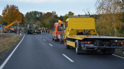 Bild: jr
Zu einem Zusammenstoß kam es am Montagnachmittag kurz vor 16 Uhr auf der Staatsstraße von Mitterteich nach Konnersreuth. Ein BMW-Fahrer kollidierte beim Überholvorgang mit einem Traktor.