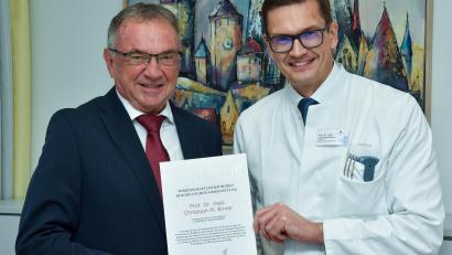 Bild: Stephan Huber
Professor Christoph Birner (rechts) vom Klinikum Amberg ist in den Beirat der Deutschen Herzstiftung berufen worden. Karl Bauer aus Schmidmühlen überreichte als Vertreter der Herzstiftung die Urkunde.