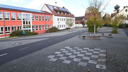 Bild: gf
Der Allwetterplatz neben der Schule ist abgenutzt und muss dringend saniert werden. Laut Bürgermeister Hermann Böhm muss aber jede weitere Investition genauestens überprüft werden.