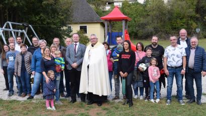 Bild: bö
Mit der Segnung durch Pfarrvikar Christian Preitschaft und der Freigabe durch Bürgermeister Florian Junkes wird der neue Kinderspielplatz an der Uferpromenade in Hohenburg offiziell seiner Bestimmung übergeben.