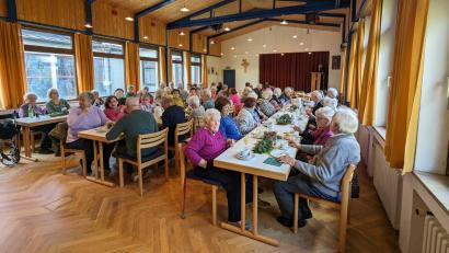 Bild: Roswitha Merther/exb
Volles Haus beim Seniorennachmittag in Neuhaus. Über 70 Senioren waren zu Gast.