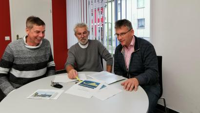 Bild: Portner
Die Initiatoren der BI „Hof plus“, Jochen Schneider (von links), Josef Biebl und Reinhard Elsner, wollen auch in Zukunft weitere Solarfelder in Oberviechtach verhindern.