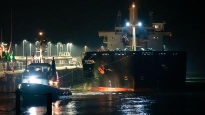 Bild: Jonas Walzberg/dpa
Nach der Kollision mit einem anderen Frachter auf der Nordsee vor Helgoland wird das Frachtschiff „Polesie“ in der Nacht von zwei Schleppern an den Kai der Seebäderbrücke in Cuxhaven gezogen.