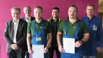 Bild: Stefan Karl/exb
Verbandsdirektor Thomas Knoll, stellvertretender Geschäftsleiter Franz Grabinger, Betriebsleiter Thomas Kraus und Kraftwerksmeister Johann Kraus (von links nach rechts) gratulierten den frisch gebackenen „Kraftwerkern“ Michael Jancker und Simon Deiminger (mit Zeugnissen von links nach rechts).