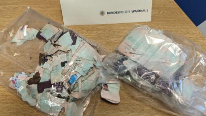 Bild: Bundespolizei
Diese Fragmente von türkischen Reisepässen fanden Beamte der Bundespolizei am Dienstagabend am Parkplatz Lerautal an der B 22 bei Leuchtenberg. Gesucht werden Zeugen, die Angaben zu einer mutmaßlichen Schleusung machen können.