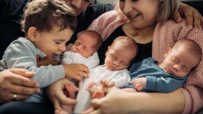 Familie Koppmann ist glücklich über ihre gesunden Kinder, (von links) Tristan, Felian und Ralph. Der große Bruder Leon freut sich mit.