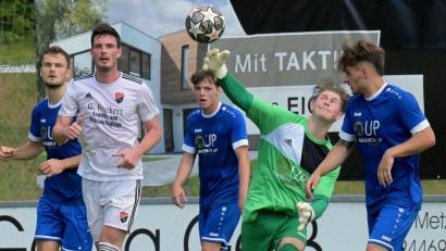 Bild: Werner Franken
SpVgg-SV-Torwart Max Wissmann wirft den Ball nach vorne: Zum Saisonauftakt unterlag die SpVgg SV Weiden mit 0:1 beim TSV Seebach. Diese Niederlage wollen die Schwarz-Blauen im Spitzenspiel am Freitagabend im Sparda-Bank-Stadion wettmachen.