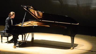 Bild: Kunz
Der 19-jährige Ausnahmepianist Yoav Levanon bei seinem Gastspiel in Weiden.
