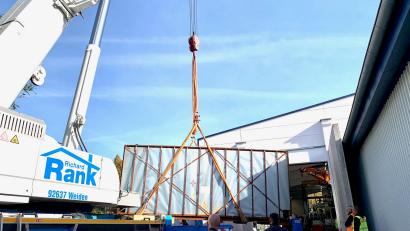 Bild: Gabi Schönberger
Dieser Kran hat am Montagvormittag in Flossenbürg 42 Tonnen am Haken. In dem Container befindet sich das größte Bauteil einer Thixo-Molding-Maschine, die den Standort von 595 Solutions weiter nach vorne bringen soll.