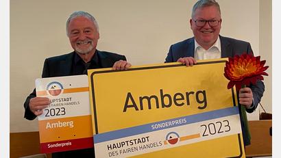 Bild: ass
Mit einem Sonderpreis wurde die Zukunftsakademie Amberg beim Wettbewerb "Hauptstadt des Fairen Handels" bedacht. Bei der Übergabe des Preises im Stadtrat Leiter Helmut Kollhoff (links) und Oberbürgermeister Michael Cerny.