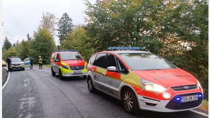 Bild: Peter Nickl 
Auf der schmalen Straße zwischen Bärnau und Griesbach kam es zu einem Frontalzusammenstoß. Eine Frau wurde dabei tödlich verletzt. Ein Großaufgebot an Helfern war zur Unfallstelle geeilt.
