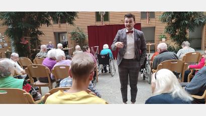 Bild: Seniorenzentrum Kemnath/exb
Eine Zaubershow im Seniorenzentrum begeisterte die Bewohner.