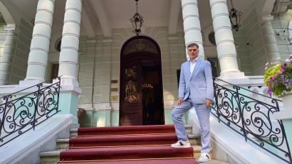 Bild: bl
Stephan Winkler hat nach der Corona-Pandemie wieder Fuß gefasst als Hoteldirektor im "Savoy Westend" in Karlsbad. Jetzt kämpft er mit Begleitumständen des Ukrainekriegs und bislang ungekannten Hürden.