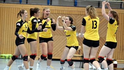 Archivbild: Hubert Ziegler
Riesenjubel bei den Volleyballdamen des SV Hahnbach nach dem deutlichen 3:0-Heimerfolg gegen Neudrossenfeld. In einem erneuten Heimspiel geht es nun gegen den TB/ASV Regenstauf.