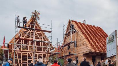 Bild: Susanne Forster
Zimmerermeister Armin Mannschott (oben rechts) sprach den Richtspruch für das vierte Haus der Naturdorf-Siedlung beim Geschichtspark Bärnau. Steinmetz Robert Mois (oben links) unterstützte ihn. Gäste begleiteten die feierliche Zeremonie.
