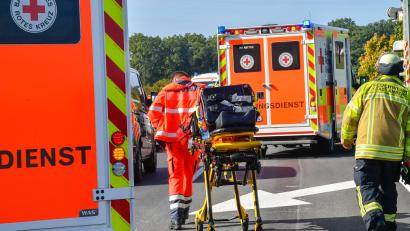 Bild: Petra Hartl
Bei einem Frontalzusammenstoß zweier Pkw am Freitagnachmittag auf der B85 wurden fünf Personen schwer verletzt; darunter auch eine Familie mit zwei Kindern. Viele Rettungskräfte waren schnellstens vor Ort, um zu helfen.
