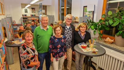 Bild: Gemeindebücherei Friedenfels/exb
Das Team der Gemeindebücherei Friedenfels hieß zum Weinleseabend Thomas Bäumler (Zweiter von rechts) aus Neustadt/WN und Lokalmatador Dieter Schraml willkommen.