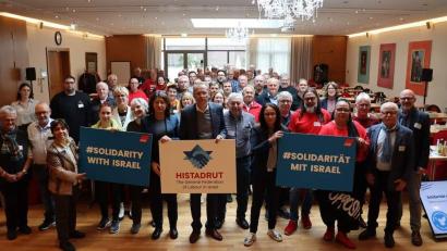 Bild: DGB Bayern/exb
Auch Gewerkschafter aus Sulzbach-Rosenberg zeigten sich bei der DGB-Ehrenamtskonferenz in Nürnberg mit Israel verbunden und bekundeten ihre Solidarität mit den Leidtragenden im Nahen Osten.