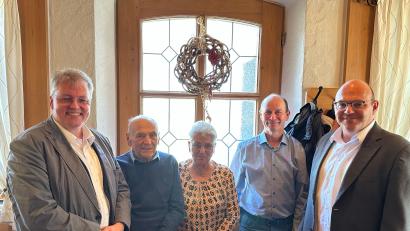 Bild: wmi
Jubilar Josef Wiesnet hatte zusammen mit seiner Gattin Helga Familie und Gäste zur Feier in die Brauereigaststätte Püttner geladen. Pater Adrian Kugler und Josef Thaller (von links) überbrachten dem ehemaligen langjährigen Organisten und Chorleiter Josef Wiesnet die herzlichsten Glückwünsche der Pfarrgemeinde. Bürgermeister Johannes Schmid (rechts) war ebenfalls unter den Gratulanten.