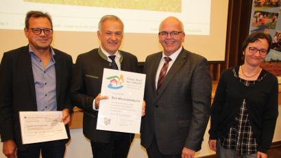 Bild: kro
Kreisfachberater Harald Schlöger, Landrat Roland Grillmeier, Klaus Meyer und Kreisfachberaterin Manuela Pappenberger (von links) bei der Scheckübergabe in Bad Neualbenreuth.