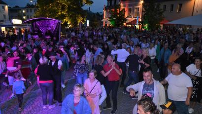 Archivbild: jr
In eine große Tanzfläche verwandelte sich der Untere Markt beim Mitterteicher Marktplatzfest Ende Juli dieses Jahres. Auch 2024 wird es wieder eine solche Veranstaltung geben, wie jetzt bekannt wurde.