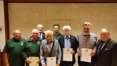 Bild: mma
Die Soldaten- und Reservistenkameradschaft Hahnbach ehrt Mitglieder für ihre Treue (von links): Erich Kelsch, Alfons Poczki, Kreisvorsitzender Bertram Gebhard, Dietmar Schulz, Vorsitzender Christian Gäck, Franz Kölbl (Hauptmann der ehemaligen Patenkompanie Panzerbrigade 12), Rudolf Sichelstiel und Bezirksvorsitzender Horst Embacher.